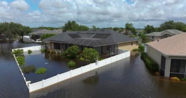 Debby Kasırgası yüzünden Florida 'da sel baskını. Sarasota 'daki sel sularıyla çevrili Laurel Meadows yerleşim bölgesindeki banliyö evleri. Doğal afetten sonra.