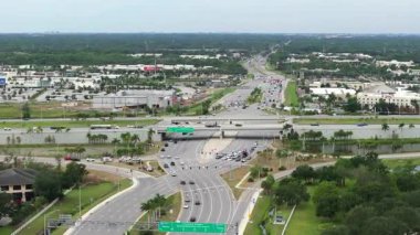 Sarasota, Florida 'da hızla hareket eden trafik arabalarıyla elmas kavşağı. ABD 'de eyaletler arası ulaşım altyapısı