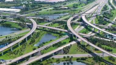 Amerikan şehir bölgesinde büyük bir otoyol kavşağı. Araç trafiğini ekspres geçmek için üst kavşak şeritleri yığılmış. Miami, Florida.
