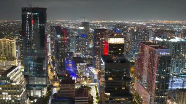 Miami Brickell, Florida, ABD 'de. Parlak bir şekilde aydınlatılmış Amerikan şehir merkezi ofis bölgesinin zamanı. Modern ABD megapolis 'teki yüksek ticari ve meskun gökdelen binaları.