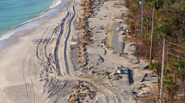 Florida 'da Manasota Key' de Milton Kasırgası 'ndan sonra okyanus kıyısındaki yol erozyonu. Blind Pass Plajı 'ndaki fırtına dalgası yokedildi. Trafik altyapısında ciddi hasar.