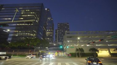 Gece Miami 'de araba kullanırken görülmüş. Florida şehir altyapısı ile aydınlatılmış Amerikan sokakları. Ulaşım kavramı