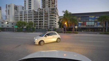 ABD 'de Miami sokaklarında araba sürüyor. Florida 'da popüler bir tatil yeri.