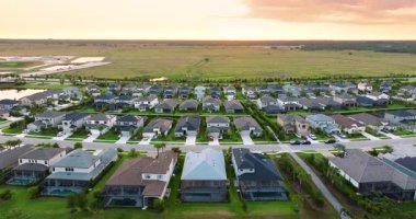 ABD 'de birinci sınıf konut geliştirme. Güneybatı Florida 'da yeşil palmiye ağaçları arasında pahalı evler..