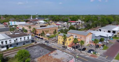 Ana cadde trafiği olan küçük bir Amerikan kasabası mimarisi. Starke, Florida Bradford County 'deki eski şehir.