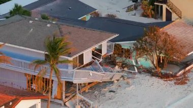 Fırtına, kasırga sonrası okyanus kıyısındaki konut evlerinde şiddetli hasara yol açıyor. Florida 'da doğal afet sonuçları