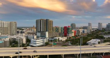 Tampa, Florida 'da hızlı sürüş arabaları olan geniş bir otoyol. ABD ulaştırma altyapısının üstü.