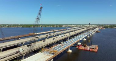 Otoyol köprüsündeki yol işçileri. Florida, Ellenton 'daki Manatee Nehri' ni geçen J D Young Memorial Köprüsü 'nden geçen araçlar için altyapı genişliyor.