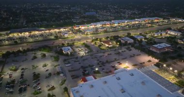 Florida, North Port 'taki alışveriş merkezi plazasında aydınlatılmış trafik arabaları var. ABD ulaştırma altyapı kavramı