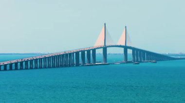 Florida, ABD 'nin ulaşım altyapısı. Tampa Körfezi üzerinde trafik arabalarıyla Sunshine Skyway Köprüsü.