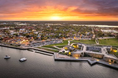 Gün batımında St. Augustine, Florida 'daki Castillo de San Marcos' un hava manzarası. ABD seyahat hedefi.