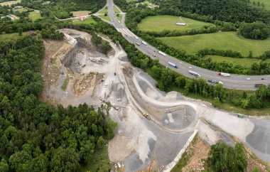 İnşaat endüstrisi için kireçtaşı malzemelerinin açık maden alanının hava görüntüsü.