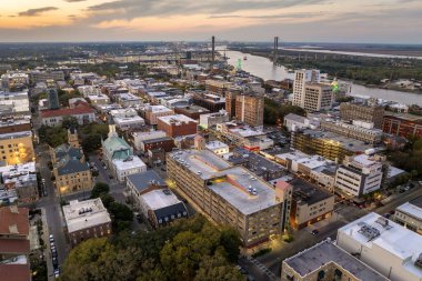 Savannah, Georgia 'nın havadan görünüşü. Amerikan şehri tarihi mimarisi. ABD geceleri panoramik şehir manzarası.