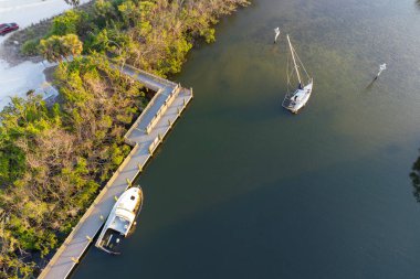 Manasota, Florida 'daki kasırga sonrası sığ körfez sularındaki batık yelkenlinin hava görüntüsü..