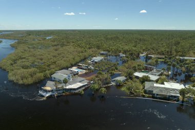 Doğal afet sonrası. Etrafı Ian Kasırgası ile çevrili sel suları Florida yerleşim bölgesindeki evleri sarıyor.