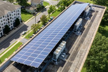 Şehir merkezinde temiz ekolojik elektrik enerjisi üretmek için güneş panelleriyle kaplı fotovoltaik çatısı olan otonom bir bina..