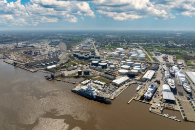 Lüks deniz yatları üretimi için ticari tersane iskelesi. Derin su gemilerinin yapımı ve montajı.