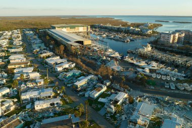 Florida 'daki taşınabilir evleri kasıp kavuran güçlü rüzgârlı banliyö evleri. Doğal afetin sonuçları..