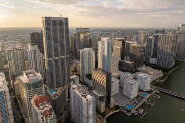 Miami Brickell 'in şehir merkezi, Florida, ABD. Modern Amerikan megapolis 'indeki yüksek binaların kentsel manzarası.