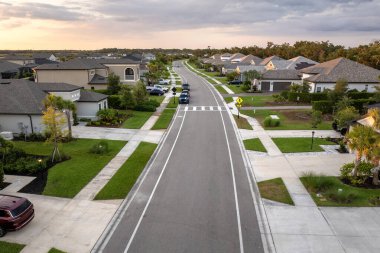 Florida 'nın güneybatısındaki yeşil palmiye ağaçları arasında pahalı malikaneler. Zengin yerleşim yerlerinin hava manzarası.