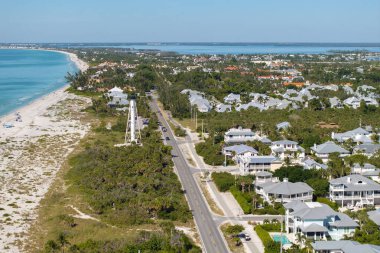 Boca Grande 'deki yeşil palmiye ağaçları arasında pahalı rıhtım evleri güneybatı Florida' daki Gasparilla Adası 'nda küçük bir kasaba. ABD 'de birinci sınıf konut geliştirme.