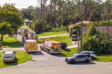 İtfaiyeci kamyonları banliyö evinin yangın alarmında. Florida 'daki potansiyel yangın tehlikesine ilk müdahale ekibi..