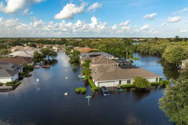 Florida 'nın banliyölerinde su altında kalan araçlar ve sel basmış yağmur suyu evleri. Güney Amerika 'daki doğal afet sonrası.