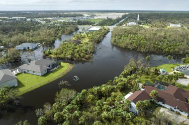 Florida yerleşim bölgesindeki Ian kasırgasından sonra evlerin etrafını su basmış. Doğal afetin sonuçları..