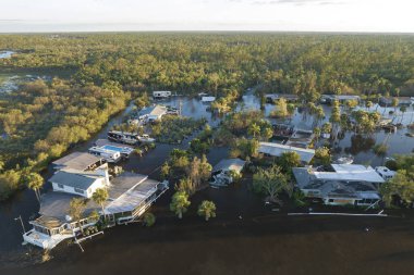 Florida yerleşim bölgesinde sağanak yağıştan sonra yerleşim yerlerini çevreleyen yüksek su baskınları. Doğal afetin sonuçları..