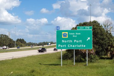 Florida, ABD 'de otoyol çıkışı tabelası. I-75 karayolu Kuzey Limanı ve Charlotte Limanı yönüyle kesişiyor..