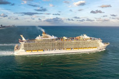 Lüks yolcu gemisi Miami, Florida 'dan kalkıyor. ABD tatil konseptine seyahat.