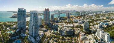 Miami Beach City Amerikan güney mimarisi. South Beach yüksek lüks oteller ve apartmanlar. Güney Florida, ABD 'deki turizm altyapısı.