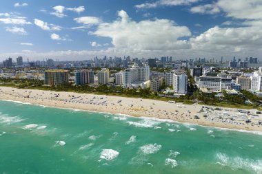 Yüksek lüks otelleri, apartmanları ve kumlu sahili olan Miami Beach şehri. Güney Florida, ABD 'de yüksek açılı turizm altyapısı.