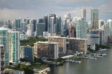 Miami Brickell, Florida, ABD. Şehir merkezindeki liman manzaralı gökdelen binaları. Ticari finans bölgesiyle Amerikan megapolis.