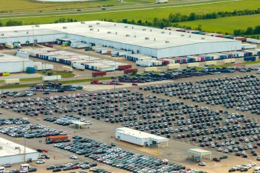 Fabrika otoparkında dağıtım için yeni arabalar.