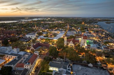 Eski Amerikan mimarisi. Gün batımında Florida 'daki St. Augustine şehrinin hava manzarası..