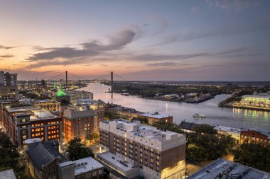 Savannah, Georgia 'da tarihi mimarisi olan panoramik şehir manzarası. Akşamları Güney Amerika mimarisi.