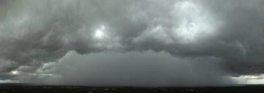 Florida 'da yaz mevsiminde sağanak yağmur. Fırtınalı bulutlardan akan yağmur suyu.