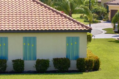 Kasırga koruması için Florida 'daki evin camlarına fırtına panjurları monte edilmiş. Doğal afete hazırlanıyor..