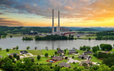 Roane County, Tennessee 'deki Kingston Buhar Fabrikası yakınlarındaki banliyö evleri. Büyük kömürle çalışan elektrik santrali. Enerji üretimi için fosil yakıt kullanımı.