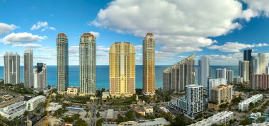 Şatafatlı otelleri ve Atlantik Okyanusu kıyısındaki apartman binaları olan Sunny Isles Beach City. Güney Florida 'daki Amerikan turizm altyapısı.