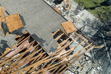 Florida 'daki Ian Kasırgası' ndan sonra asfalt kiremitleri eksik. Ev çatısı konseptinin tamiri.