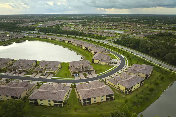 Florida 'nın kapalı banliyö bölgesindeki su baskınlarını önlemek için sıkıca yerleştirilmiş aile evlerinin hava görüntüsü. Amerikan banliyölerinde gayrimenkul geliştirme.