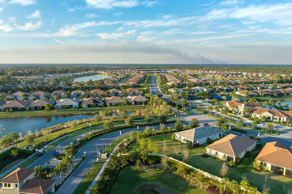 Florida, ABD 'de banliyö bölgesinde çıkan yangından çıkan yanan dumanla hava kirliliği.