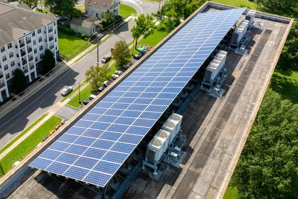 Şehir merkezinde temiz ekolojik elektrik enerjisi üretmek için güneş panelleriyle kaplı fotovoltaik çatısı olan otonom bir bina..