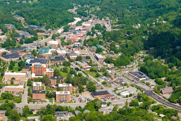 Boone, Kuzey Carolina. Appalachian Blue Ridge Dağları 'ndaki tarihi Amerikan kasabası. Watauga County, ABD 'deki eski şehir mimarisi. Yukarıdan sokaklar ve tarihi binalar.