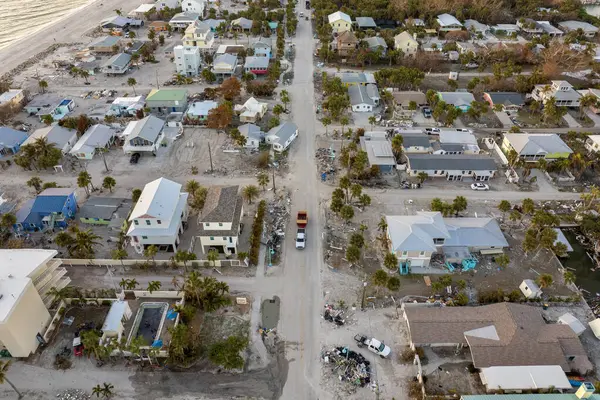 Doğal afetin sonuçları. Milton Kasırgası 'ndaki fırtına dalgasından sonra yardım ekipleri ağır hasarlı evlerden çöp topluyor. Florida 'da Manasota Key Caddesi' nde enkaz yığınları temizleniyor.
