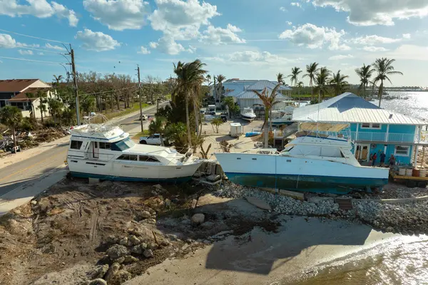 İngiltere, Florida 'da Milton kasırgasından sonra yıkılan yatlar kıyıda alabora oldu..