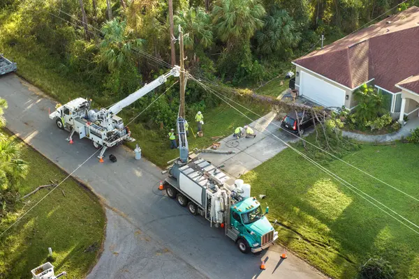 Florida 'da kasırga sonrası elektrik kesintisi. Elektrik işçileri hasar gören elektrik hatlarını onarıyor.