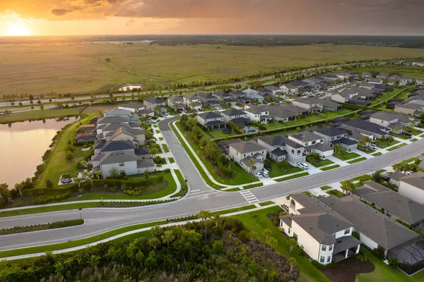 Florida 'nın güneybatısındaki yeşil palmiye ağaçları arasında pahalı malikaneler. Zengin yerleşim yerlerinin hava manzarası.